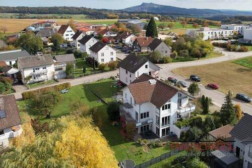 Hausansicht Drohne ret-5 - 1 Zimmer Mehrfamilienhaus, Wohnhaus in Tengen