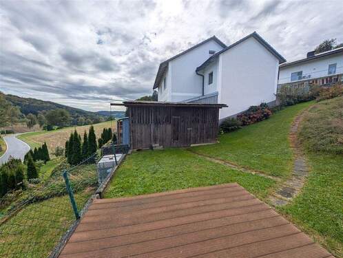 Garten und Gartenhaus - 5 Zimmer Einfamilienhaus in Grafenau