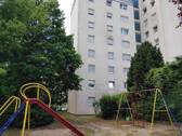 Aussenansicht mit Spielplatz - 3 Zimmer Etagenwohnung zum Kaufen in Bad Kissingen