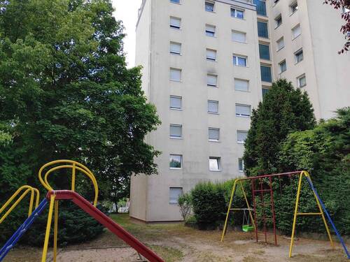 Aussenansicht mit Spielplatz - 3 Zimmer Etagenwohnung zum Kaufen in Bad Kissingen