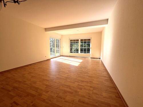 Wohnraum mit Zugang zur Terrasse - 