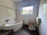 Badezimmer mit Wanne und Dusche - 