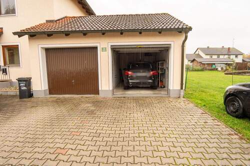 Garage und Außenstellplatz.jpg - Etagenwohnung mit 128,00 m² in Kirchdorf a.Inn zum Kaufen