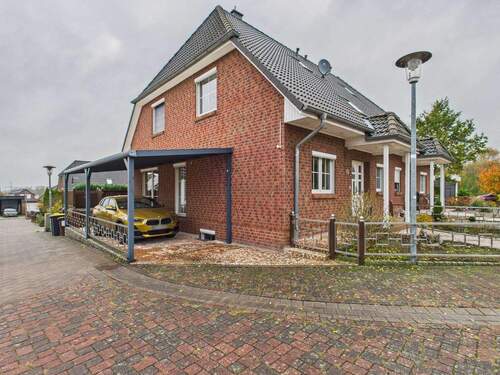Ansicht mit Carport - 