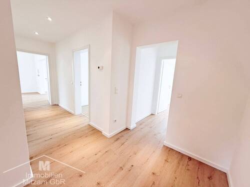 Flur Garderobe - Modernisierte 3,5-Zimmer-OG-Whg. mit EBK, Aufzug u. TG-Stellplatz in sonniger u. zentraler Lage