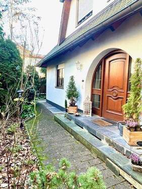 Hauseingang - Einfamilienhaus mit 239,00 m&sup2; in Nürnberg zum Kaufen