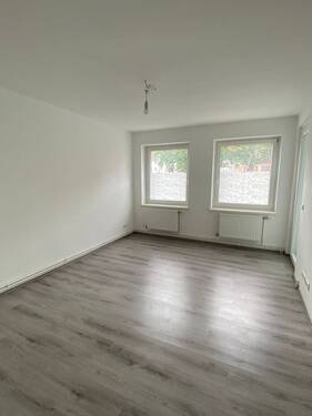 Wohnzimmer - Frisch renovierte 3-Zimmer Wohnung mit Wintergarten