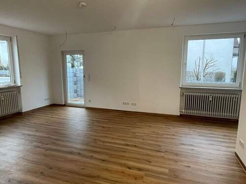 03 Wohnzimmer.JPG - 2 Zimmer Etagenwohnung in Neumarkt in der Oberpfalz