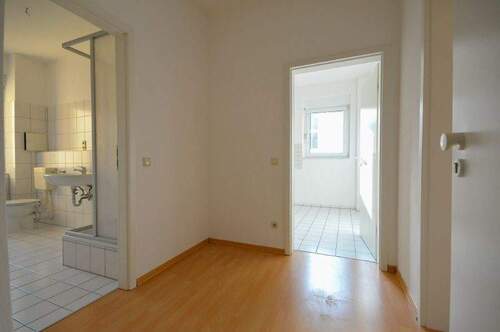 Eingangstür Blickrichtung,Diele, Bad und Küche - 2 Zimmer Etagenwohnung in Dresden