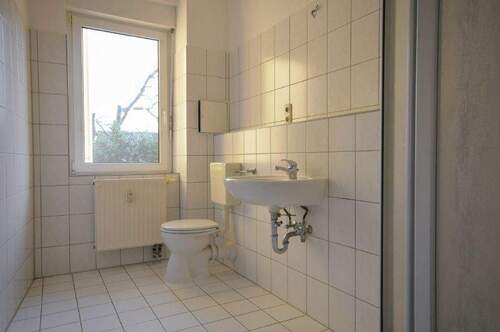 Tageslichtbad mit Dusche und Fenster - Etagenwohnung mit 63,00 m&sup2; in Dresden zum Kaufen