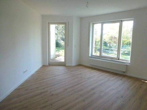 Wohnzimmer.JPG - Erstbezug nach Renovierung: Schöne 2-Zimmer-Wohnung mit 2 Terrassen im EG