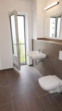 Bad mit Fenster und Dusche - 