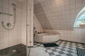 ... mit Wanne und Dusche - 