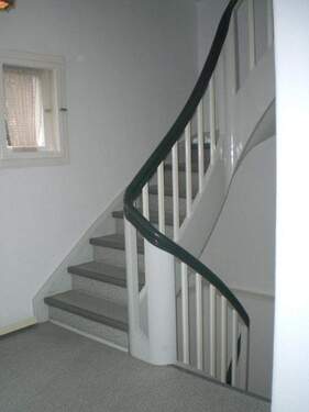 Treppenhaus - 7 Zimmer Mehrfamilienhaus, Wohnhaus zum Kaufen in Nürnberg