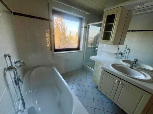 Bad mit Dusche und Wanne - 