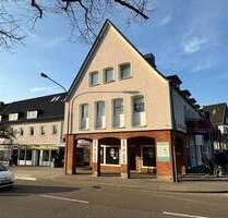 Sehr gepflegtes Wohn- und Geschäftshaus mit Lagerhalle und 4 Garagen in Lübeck-Kücknitz