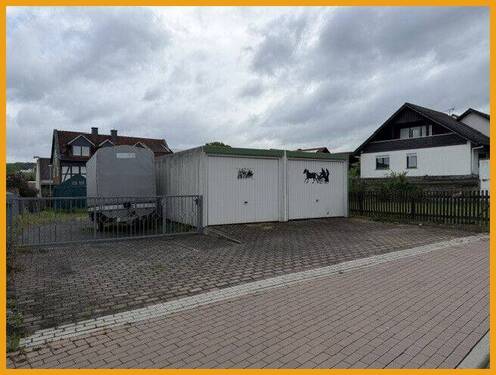 Blick auf die Doppelgarage - 