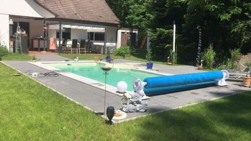 Pool mit Terasse jpg - Neu auf dem Markt! Gepflegtes Einfamilienhaus mit viel Platz für die Familie, Außenpool, Einlieger-Wohnung und eigenem ca. 4.000 m ² Privatwald!