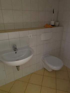 Bad- Waschbecken und WC - 