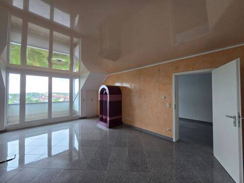 Büro mit Loggia und separater Tür zum Eingangsbereich - 