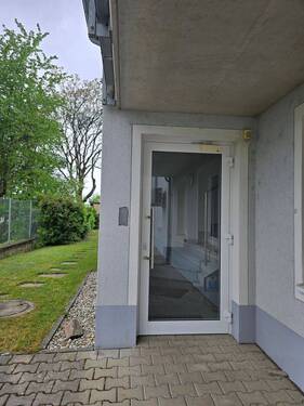 Gebäudeeingang - 