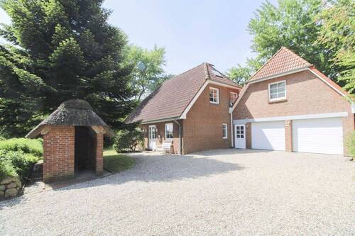 repräsentative Auffahrt - Ruheoase vor den Toren von Sylt und Föhr: Gepflegtes Einfamilienhaus mit großem Saunabereich.