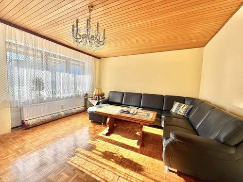 EG: Wohnzimmer mit Terrassenzugang - 8 Zimmer Einfamilienhaus in Plößberg