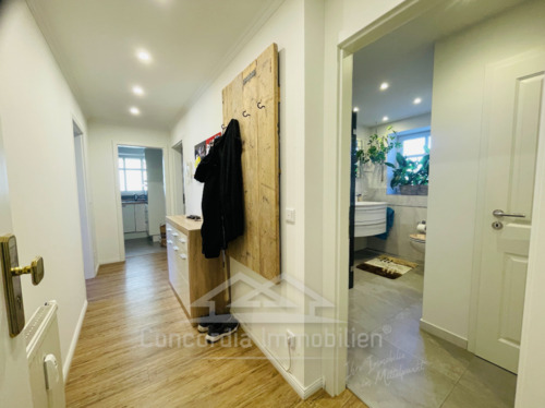 Diele mit Zugang Bad - 3 Zimmer Etagenwohnung in Weinböhla