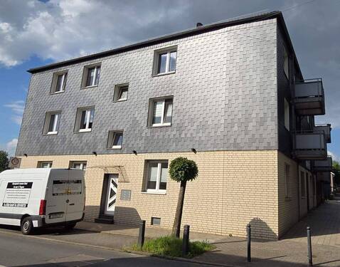 Hausansicht - TOP GELEGENHEIT!!! RENOVIERTE 2 ZIMMER ERDGESCHOSS WOHNUNG mit EINBAUKÜCHE in OBERHAUSEN - HOLTEN!!!