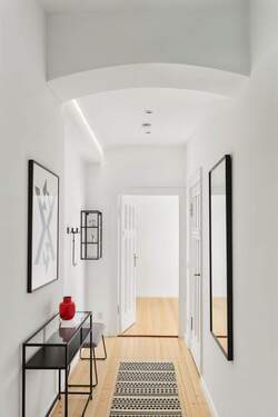 Flur (KI generiert) - City West, wie man sie liebt - Altbau-Charme trifft moderne Sanierung