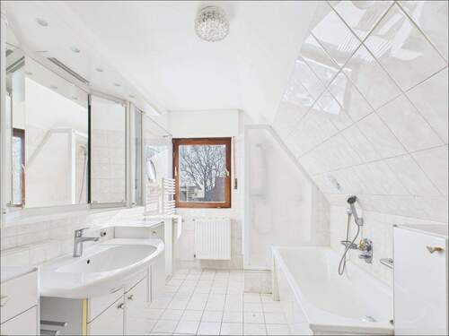 Bad mit Wanne und Dusche - 