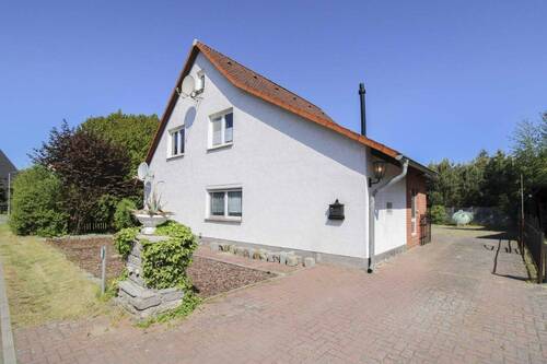 Außenansicht vorn - Sonnenbaden: EFH inkl. Werkstatt mit Garten in Sackgassenlage