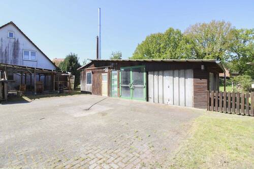 Nebengelass mit Doppelgarage - 