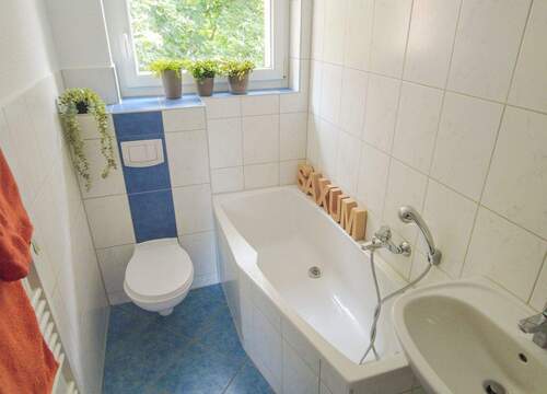 Bad mit Wanne und Dusche - 