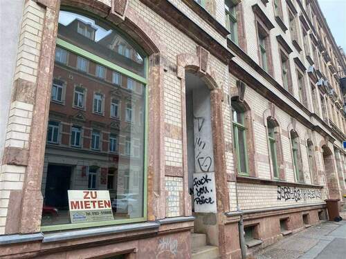 Zugang strassenseitig mit Schaufenster - 