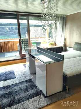 Schlafzimmer mit Balkon - Etagenwohnung mit 70,00 m&sup2; in Bad Herrenalb zum Kaufen