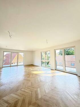 Wohnzimmer - Exklusive 3-Zimmer-Wohnung mit 2 Balkonen, EBK, TG-Platz