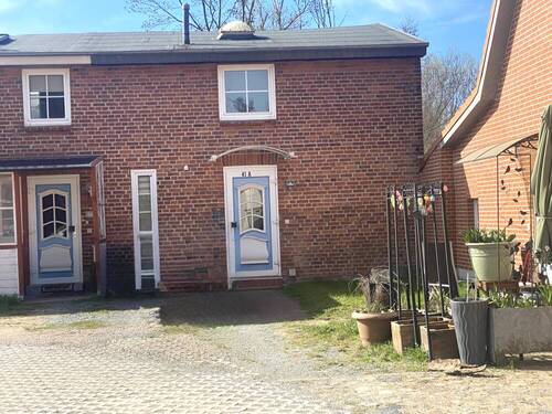 Frontansicht des Hauses - Solides, ehrliches kleines Reihenendhaus