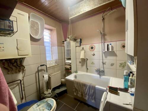 Wannenbad mit Außenfenster - 