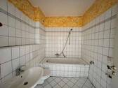 Helles Badezimmer mit Badewanne - 