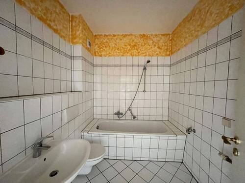 Helles Badezimmer mit Badewanne - 
