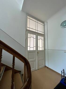 Wohnungseingang mit Treppe - 