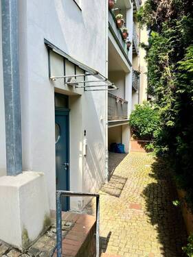 Eingang zur Wohnung mit Balkon - 
