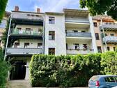 Wohnhaus mit Balkonen - 