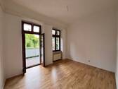 Wohnzimmer mit Balkonzugang - 