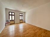Helles Wohnzimmer mit Parkett - 