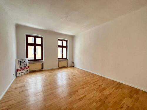 Helles Wohnzimmer mit Parkett - 