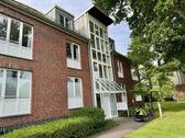 Objektansicht / Eingang - Schicke 3-Zimmer-Wohnung in ruhiger Alleenlage mit schönem Balkon und TG-Stellplatz