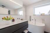Geräumige Badewanne - 