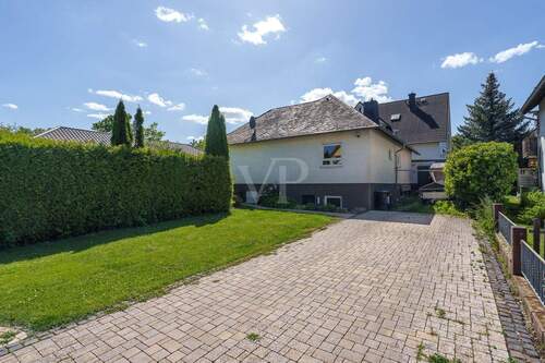 Rückansicht mit zwei Stellplätzen - 